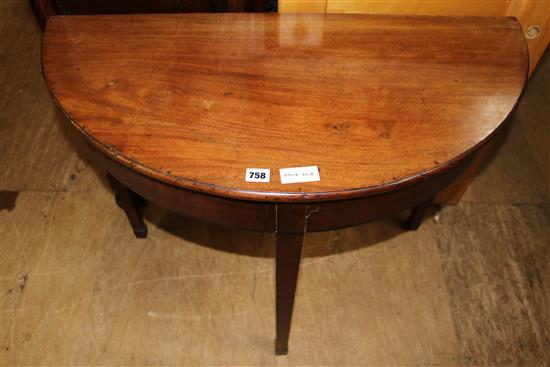 GIII demi lune table